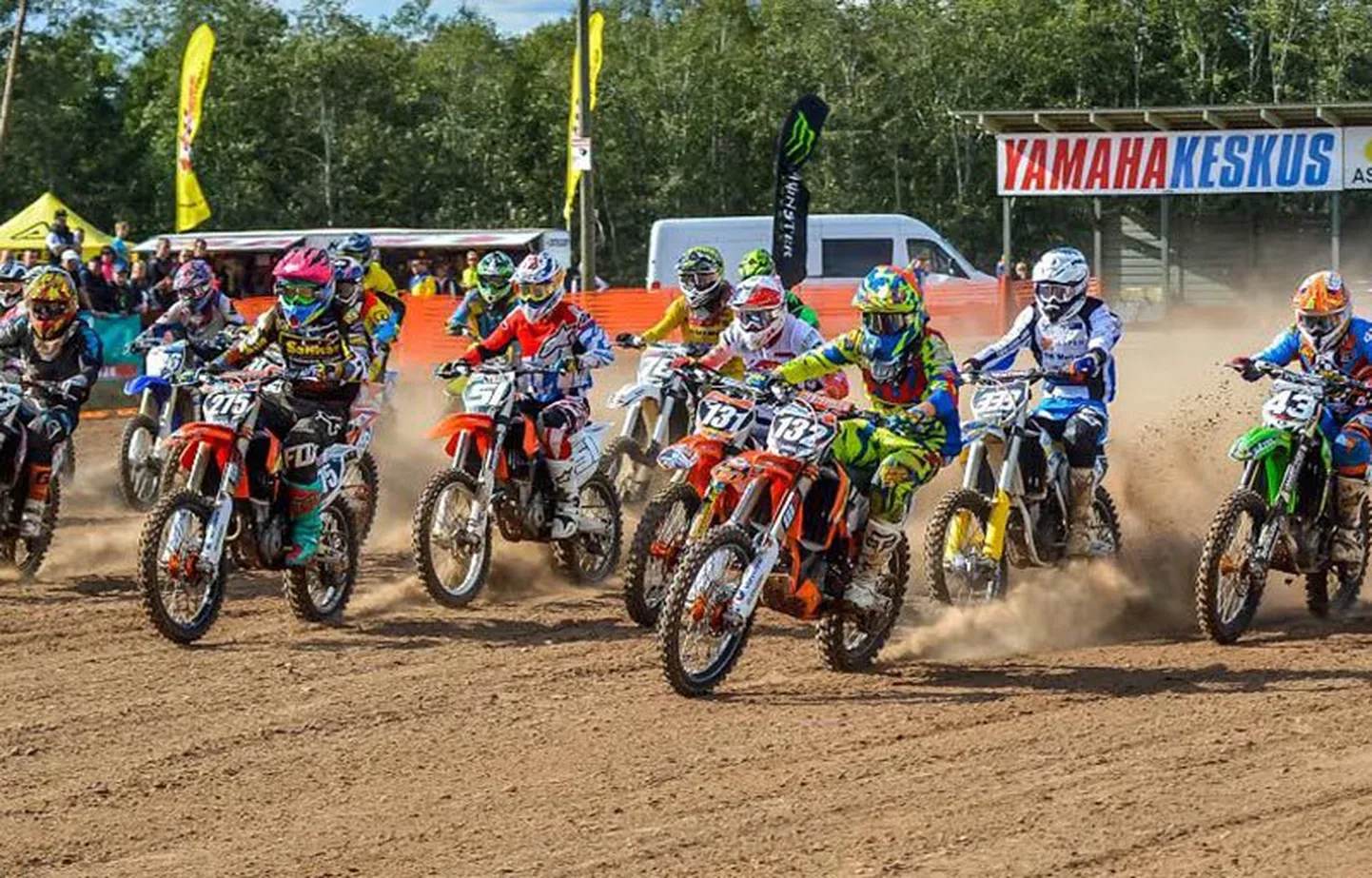 MX2 klassi start 2015. aasta viimasel Addinol motokrossi Eesti meistrivõistluste etapil.