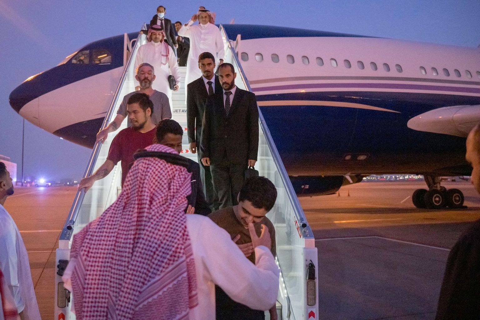 10 sõjavangi saabumas Riyadhi lennujaama Saudi Araabias.