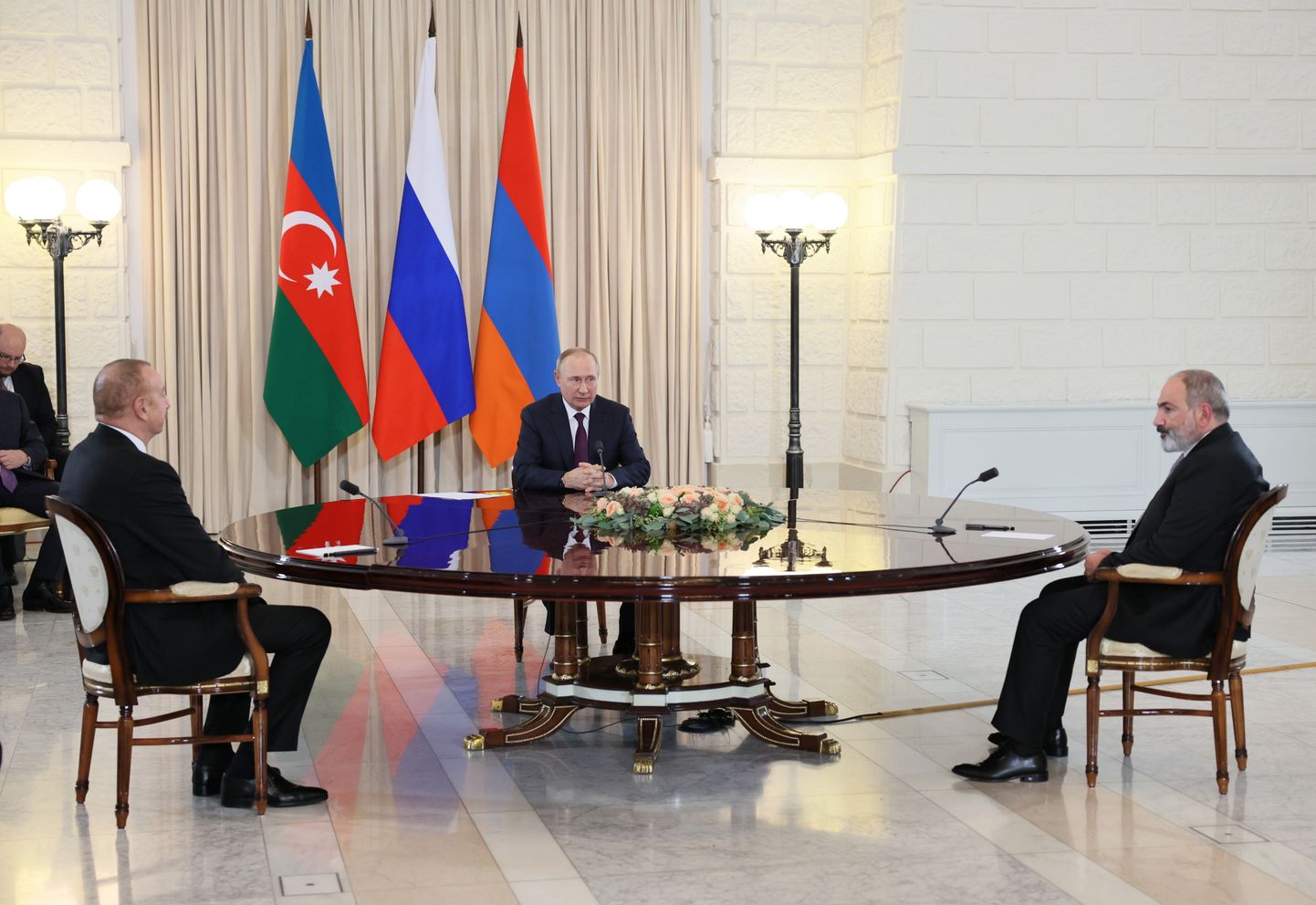 Vene president Vladimir Putin ühise laua taga Armeenia peaministri Nikol Pashinjaniga (paremal) ja Aserbaidžaani presidendi Ilham Alijeviga.