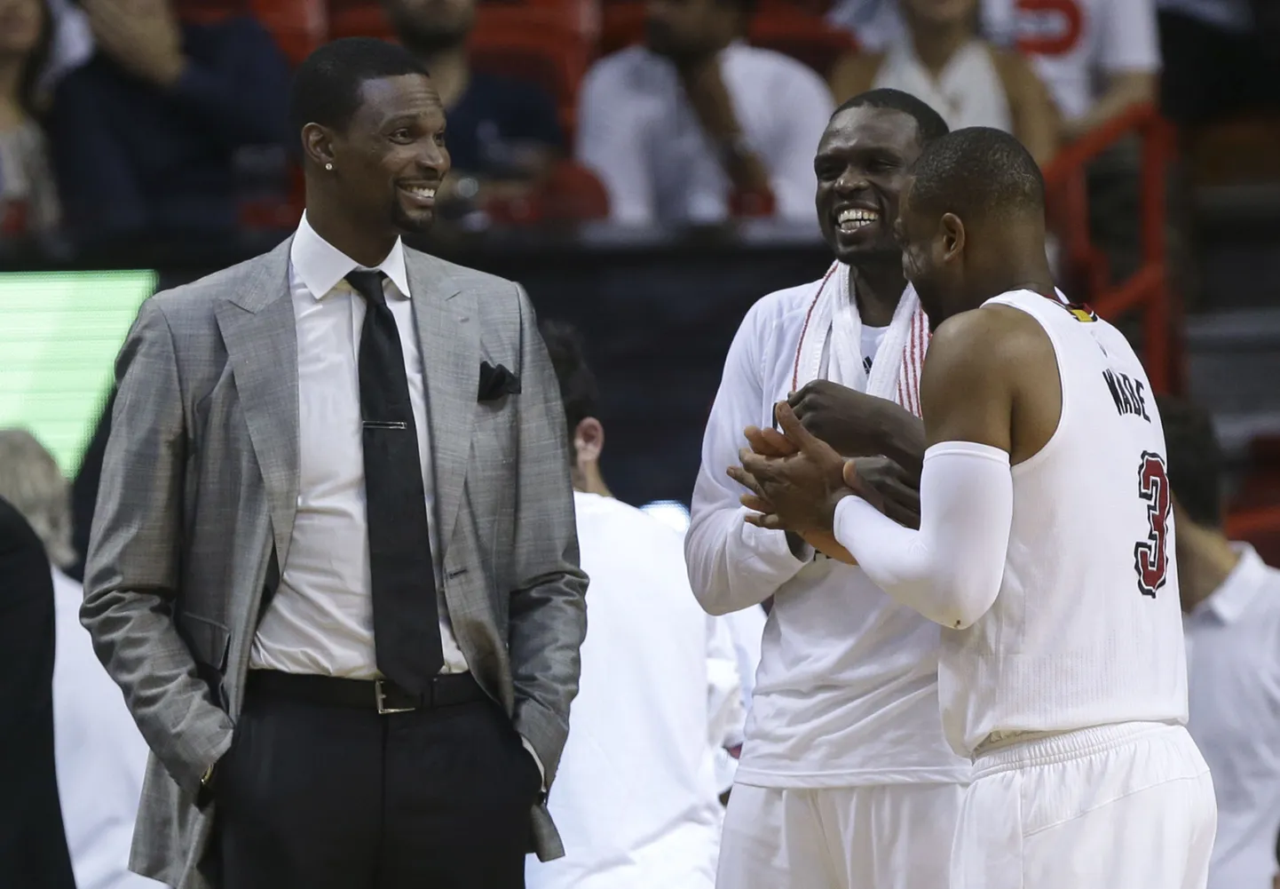 Chris Bosh (vasakul) pidi hooaja lõpus Miami Headile kaasa elama varumeeste pingilt, sest trombiohu tõttu ei tohtinud ta mängida.