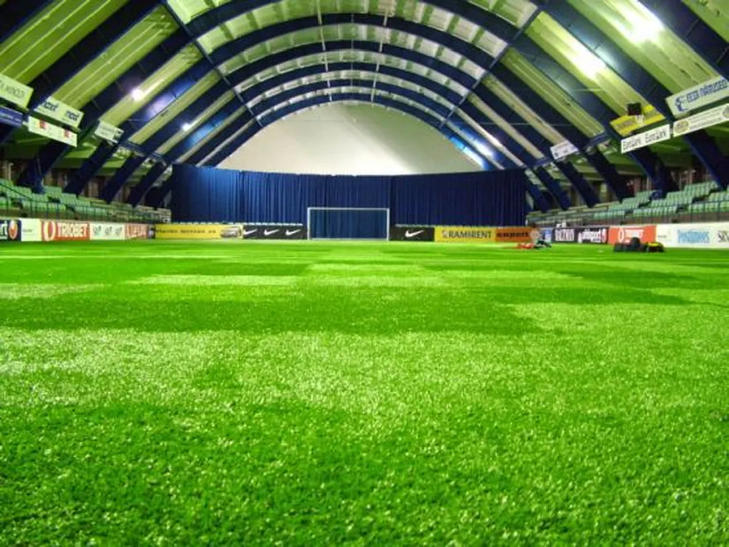 Aastalõputurniiriks Kalevi spordihalli "istutatud" kunstmuru.