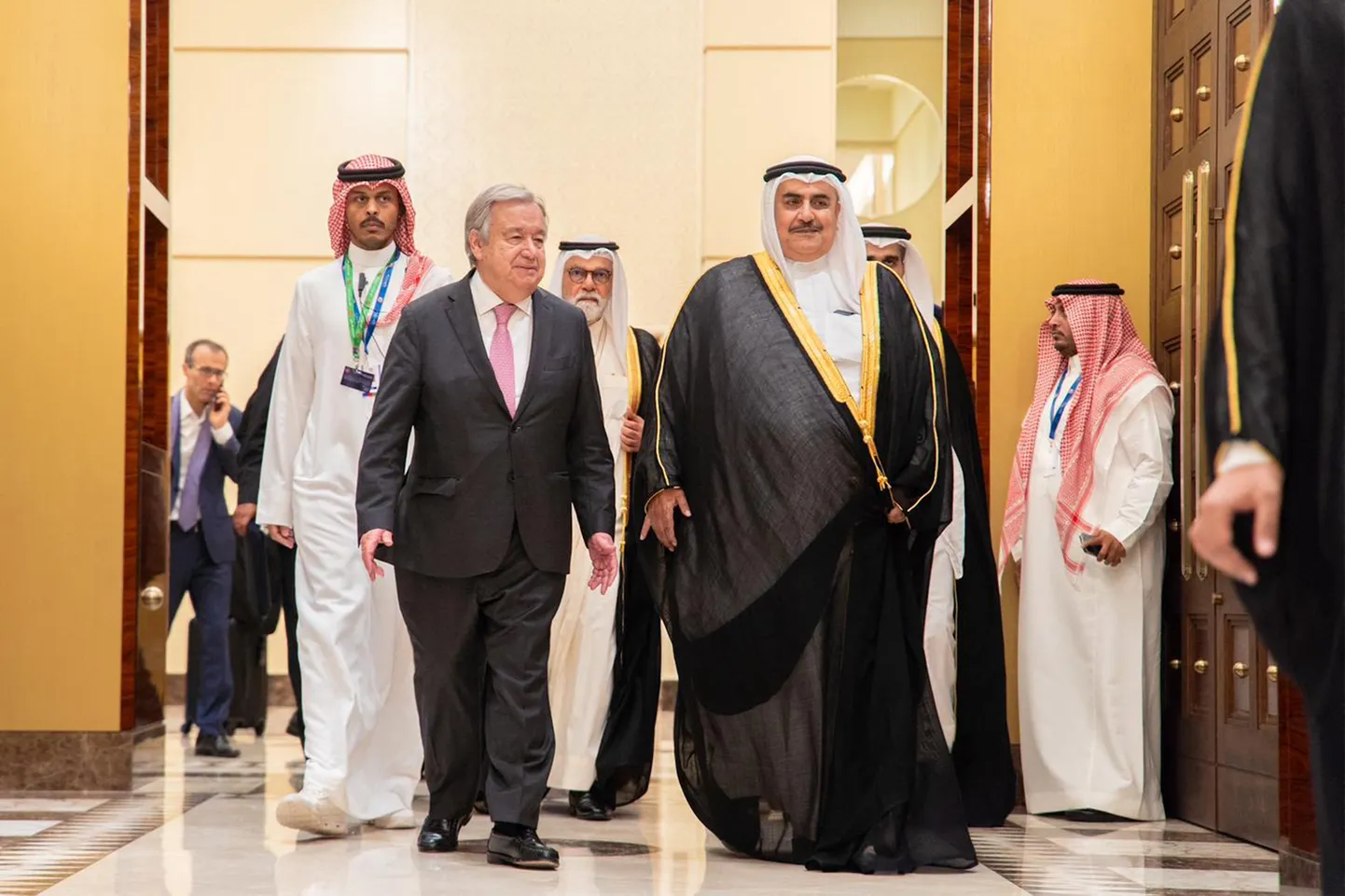 ÜRO peasekretär António Guterres saabus eile õhtul Bahreini pealinna Manamasse, kus täna algas Araabia Liiga 33. tippkohtumine. Guterrese võttis vastu Bahreini kuninga diplomaatiliste asjade nõunik šeik Khalid bin Ahmed bin Mohammed al-Khalifa.