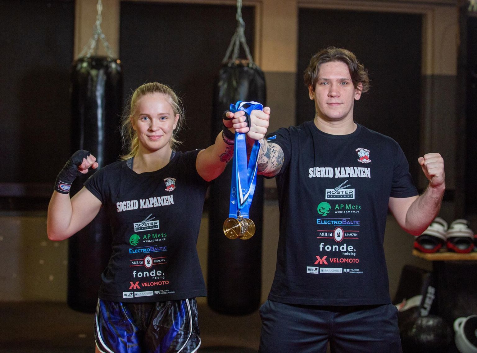 20-aastane Sigrid Kapanen Viljandi Kondor Fight Clubist pälvis vähem kui kuu ajaga Eesti meistri tiitli Tai poksis, kikkpoksis ja klassikalises poksis. Treener Ringo Tipu (paremal) sõnul on sellise tulemuse saavutamise taga rohke treening ja julgus.