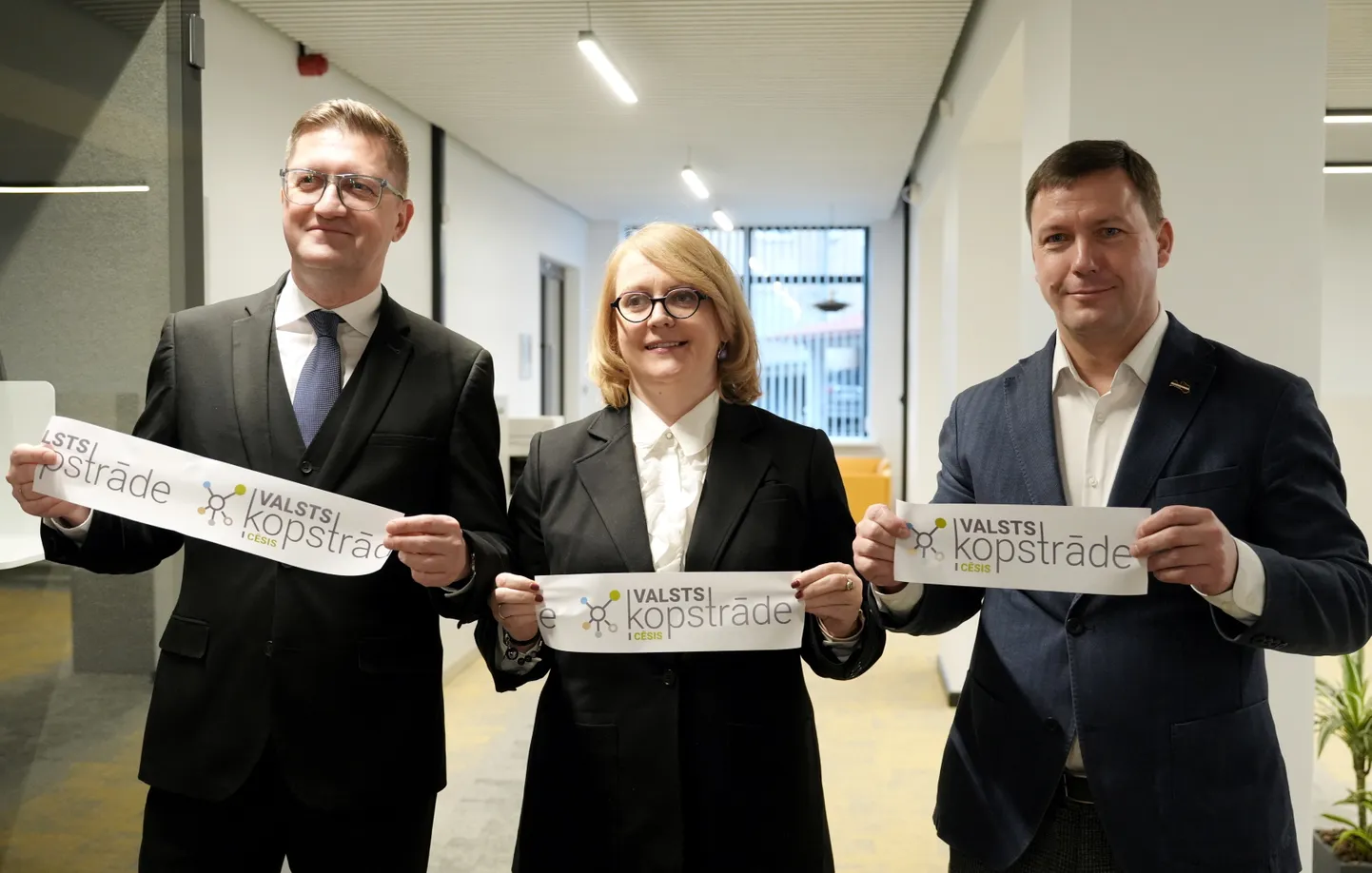 VNĪ valdes loceklis Andris Vārna, Valsts zemes dienesta ģenerāldirektore Vita Narnicka un Cēsu novada domes priekšsēdētājs Jānis Rozenbergs.