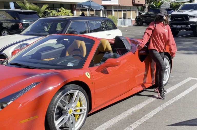 Vanessa Hudgens oma Ferrariga.