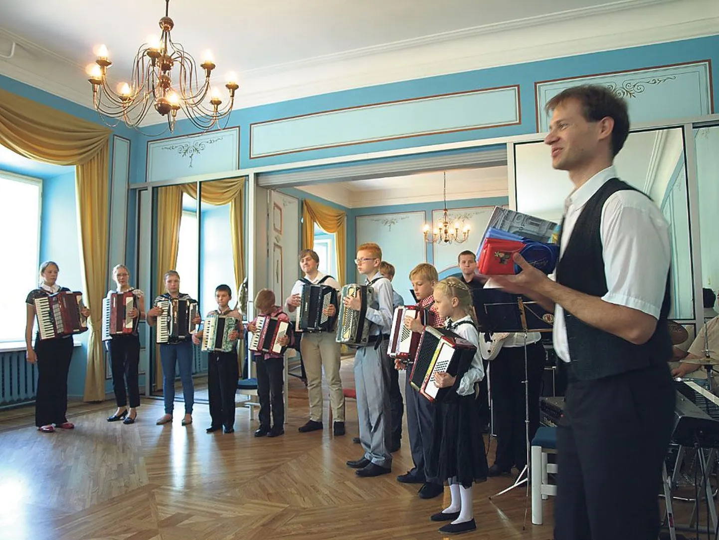 Õnnitlusi vastu võtnud Andrus Ostrov õnnitles kunstide majas omakorda oma tublisid akordioniõpilasi.