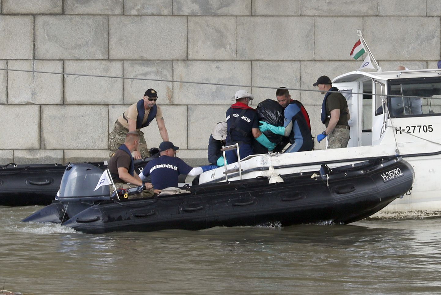 Doonau jõel põhja läinud turismilaeva vrakist leidsid sukeldujad uppunu.