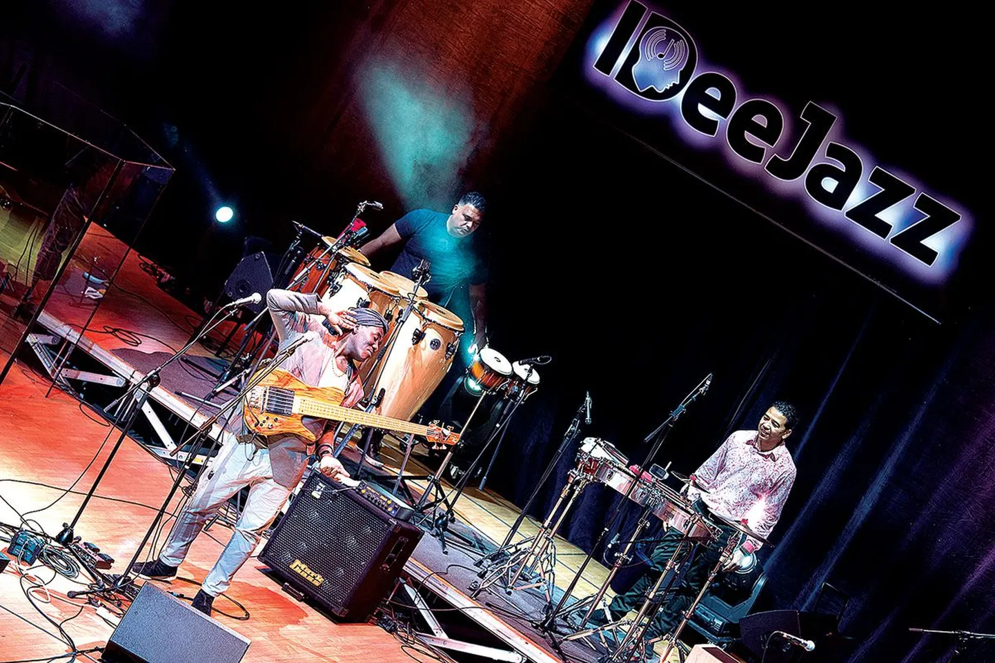 Richard Bona (esiplaanil) kuulatas, kuidas publik temaga Vanemuise kontserdimajas kaasa laulab.
