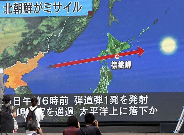 Inimesed jalutamas täna Tokyos mööda teleekraanist, kus räägib Põhja-Korea tulistatud raketist üle Jaapani.