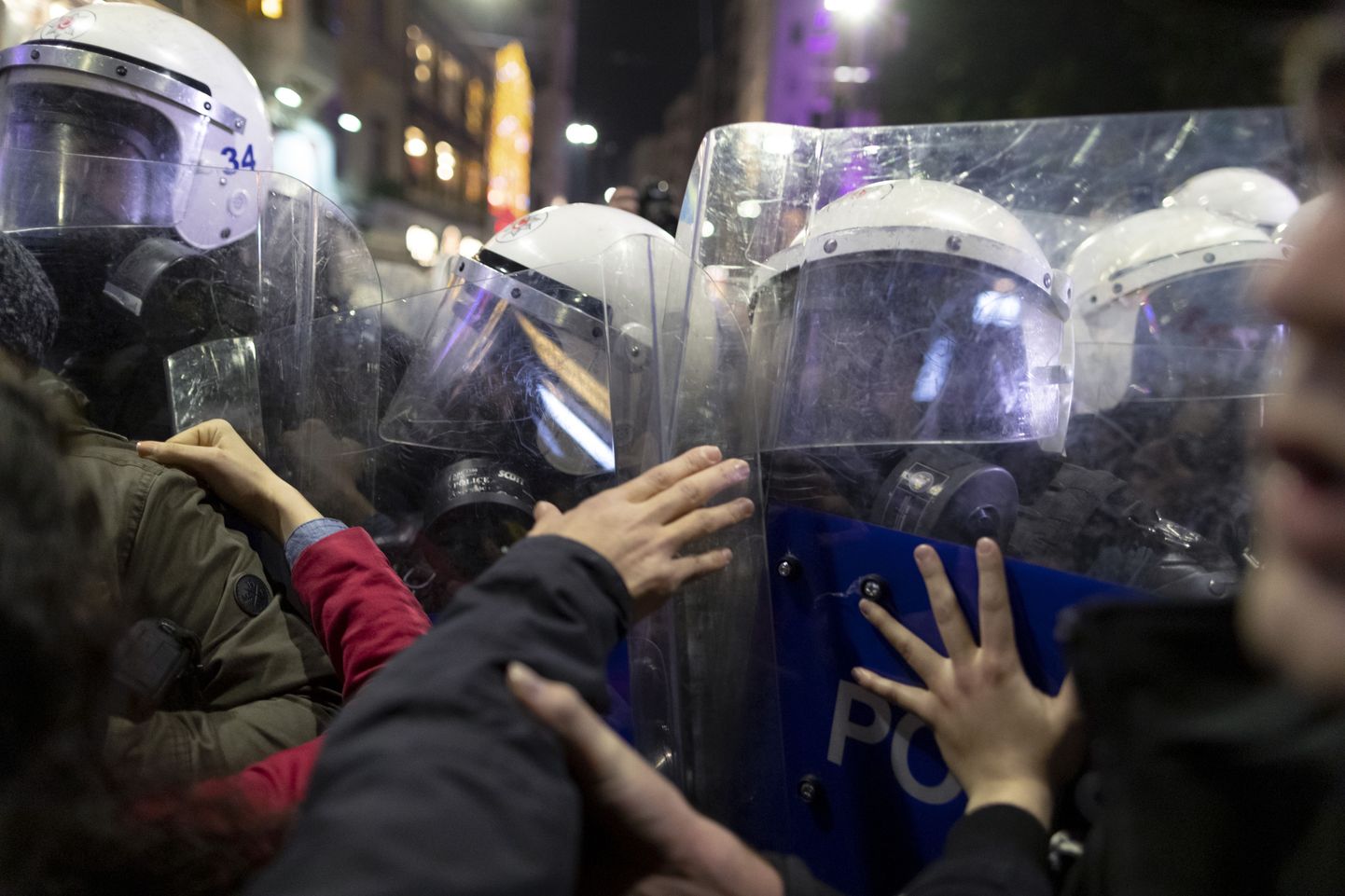 Türgi politsei astus vastu naistepäeva meeleavalduseks Istanbuli tänavatele kogunenud naistele.