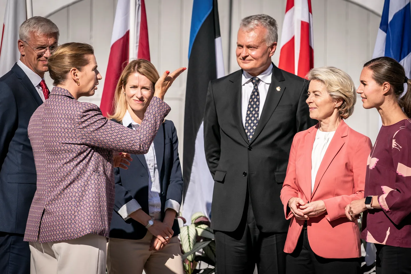 Kohtumisel Marienborgis vasakult: Taani peaminister Mette Frederiksen, Läti valitsusjuht Krisjanis Karins, Eesti peaminister Kaja Kallas, Leedu president Gitanas Nauseda, Euroopa Komisjoni president Ursula von der Leyen ning Soome valitsusjuht Sanna Marin.