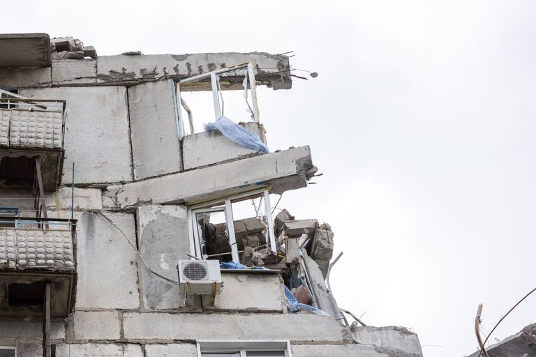 За этими повисшими окнами находилась бывшая шахтерская квартира до того, как ее уничтожила российская ракета.