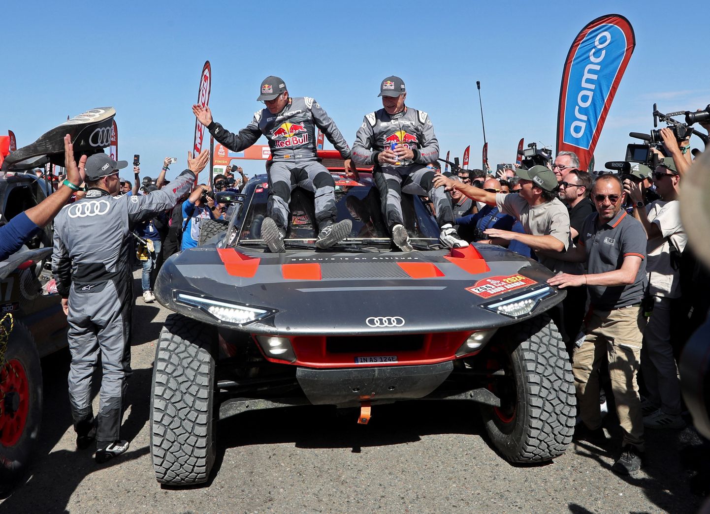 Spāņu pilots Karloss Sainss svin ceturto uzvaru rallijreidā "Dakara"