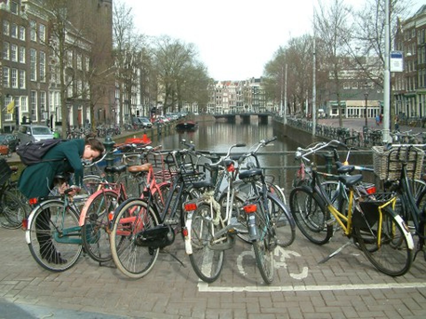 Jalgrattaid on täis kogu Amsterdam. Mida leitakse linna kanalitest nende puhastamise ajal kõige rohkem? Õige vastus on jällegi: jalgrattaid.