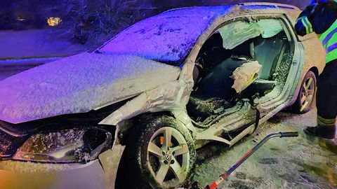 Tartumaal juhtus raske liiklusõnnetus, Volkswageni juht tuli autost välja lõigata