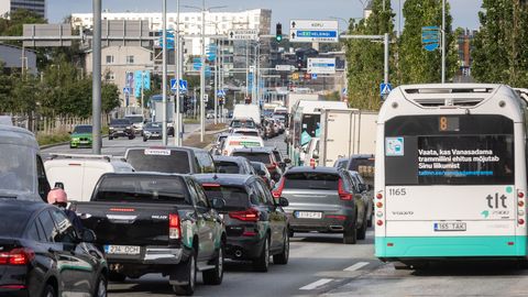 В центре Таллинна произошло загрязнение дороги нефтепродуктами, водителей просят выбирать другие маршруты
