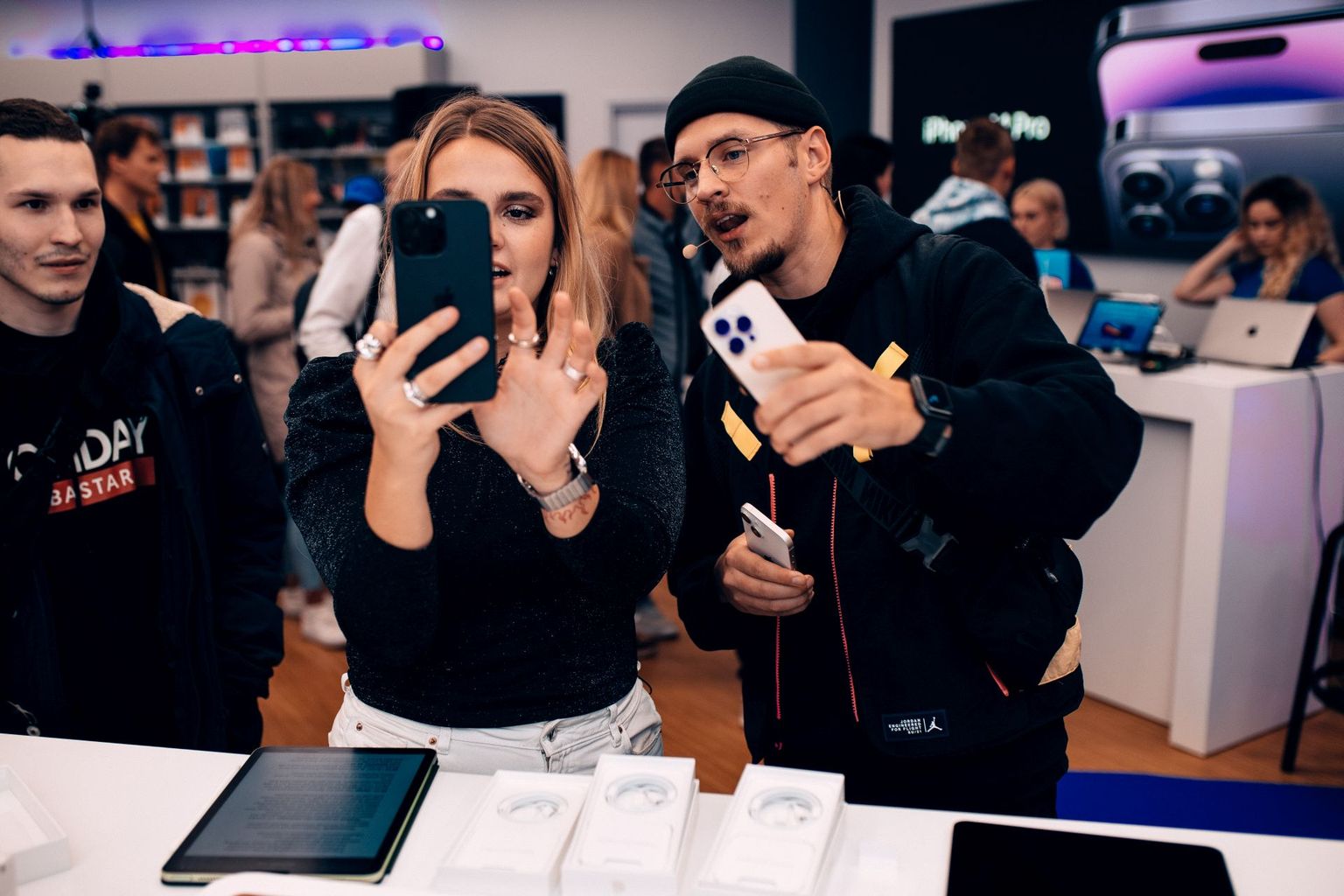 Esimestena Eestis said uutele iPhone 14 telefonidele käed külje räppar Metsakutsu ja laulja Maian.