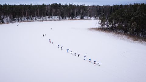 REPORTAAŽ ⟩ Üle igava järvejää kulgenud maratonisuusatajad ajasid kalamehed jalule