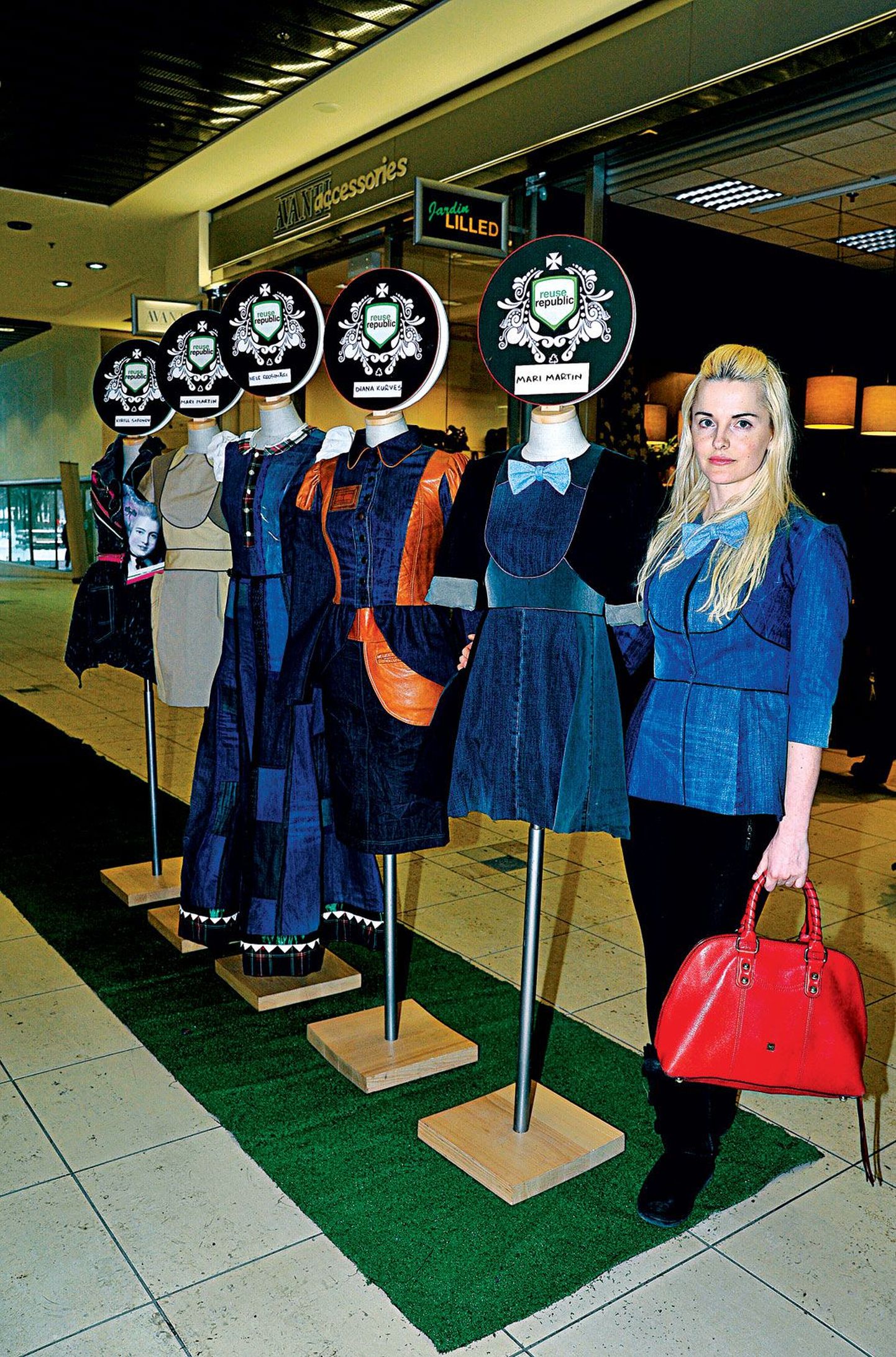 Disainer Mari Martin kandis eile kaubamajja näitust välja pannes temaatilist isetehtud teksajakki.