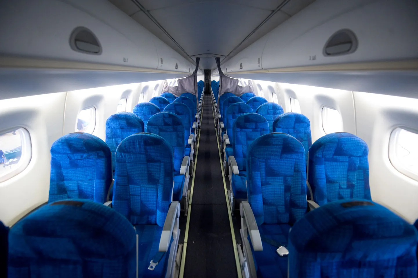 На первый взгляд кресла Embraer 170 кажутся удобными