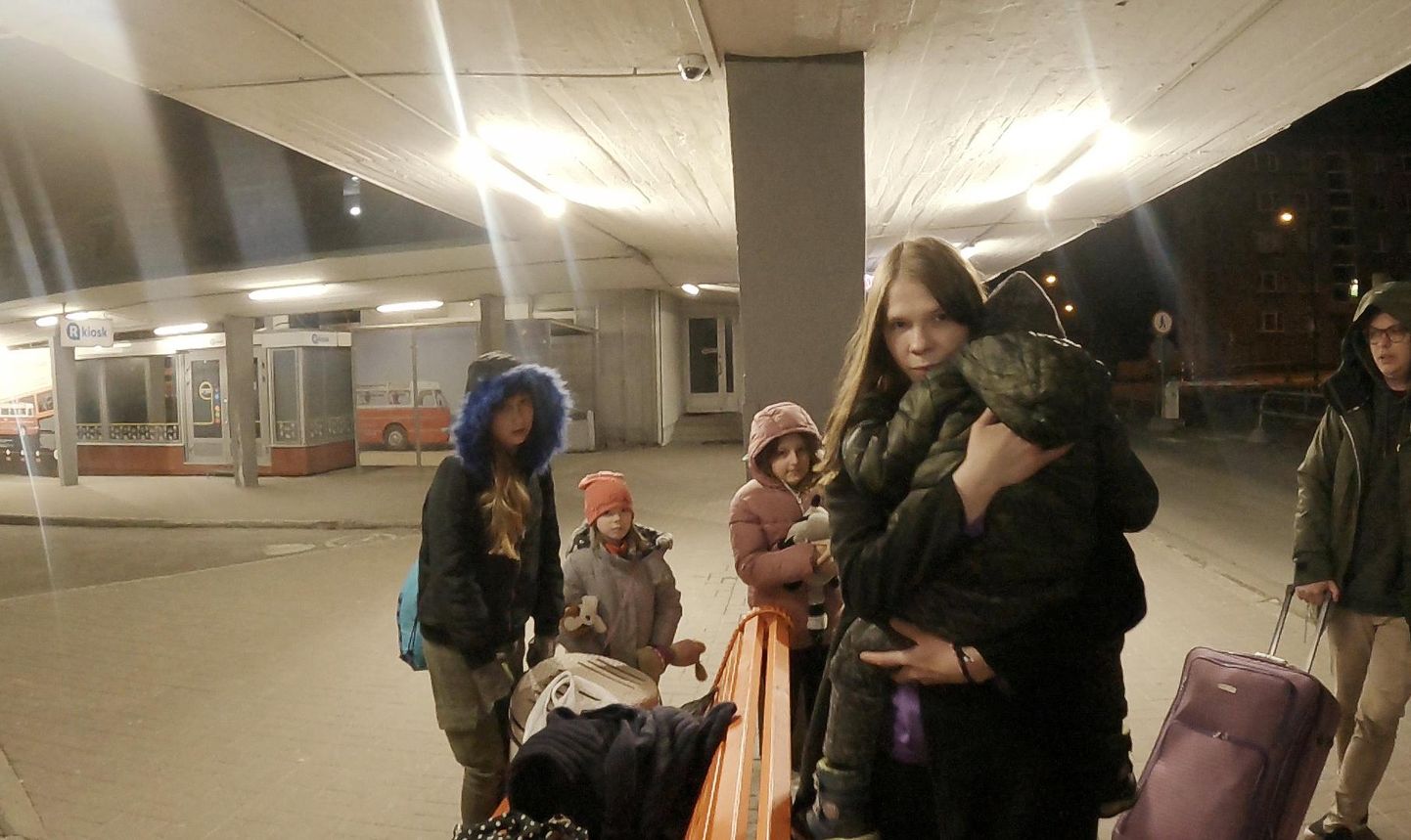 Украинские беженцы на Таллиннском автовокзале.