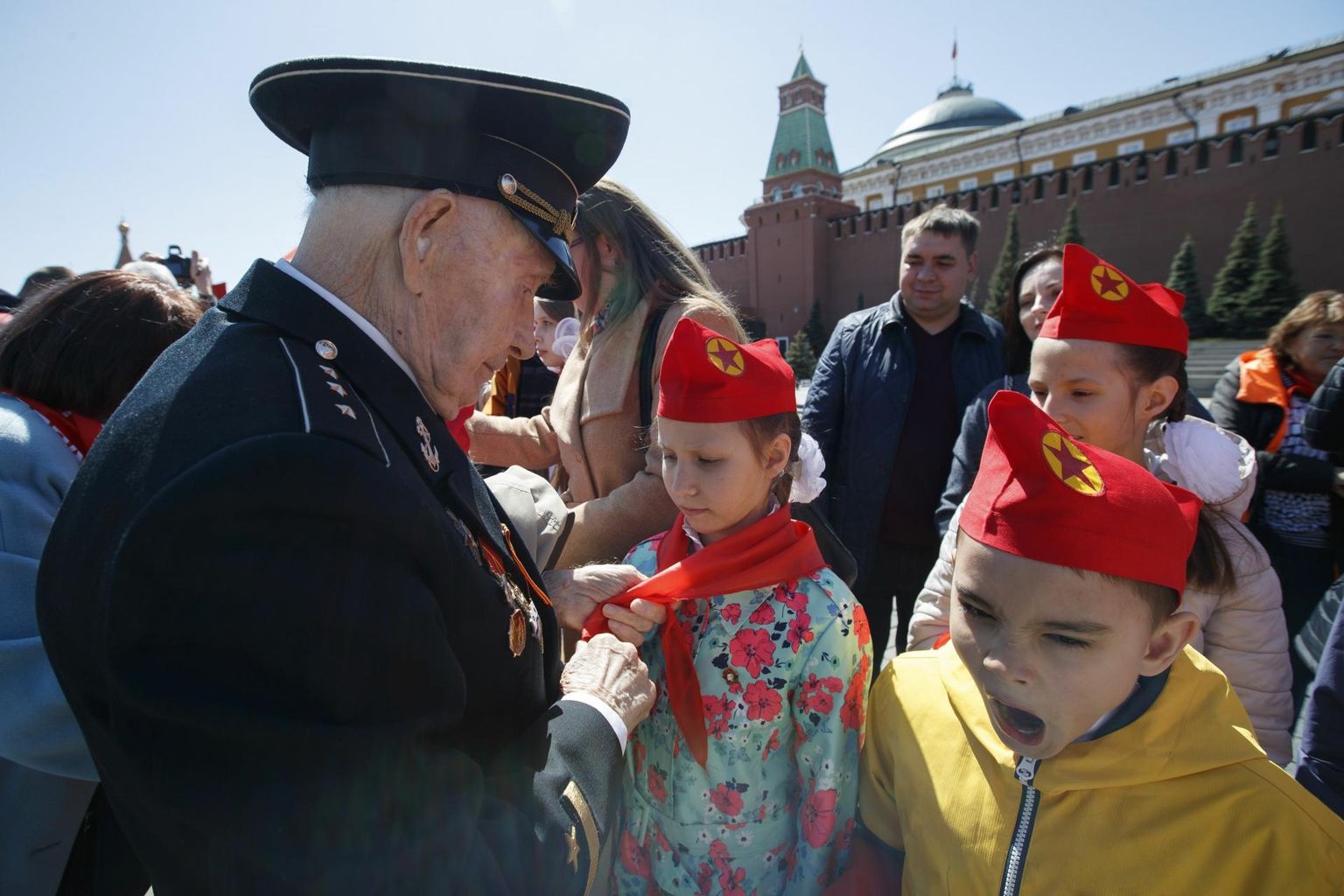 Sõjaveteran ja pioneerid 22. mail Moskvas Punasel väljakul.  foto: Ap / Scanpix