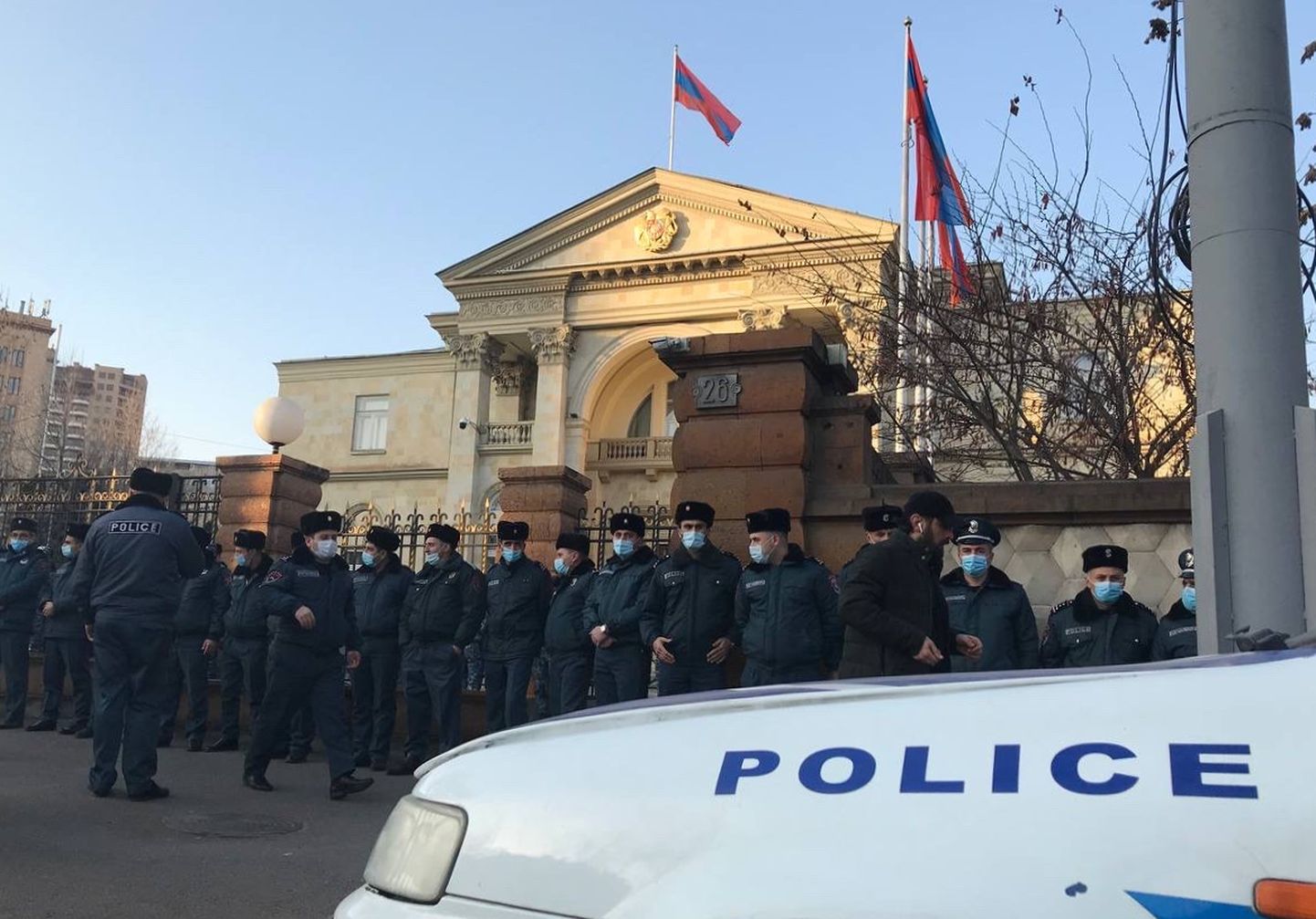 Politseivalve Armeenia parlamendihoone ees.