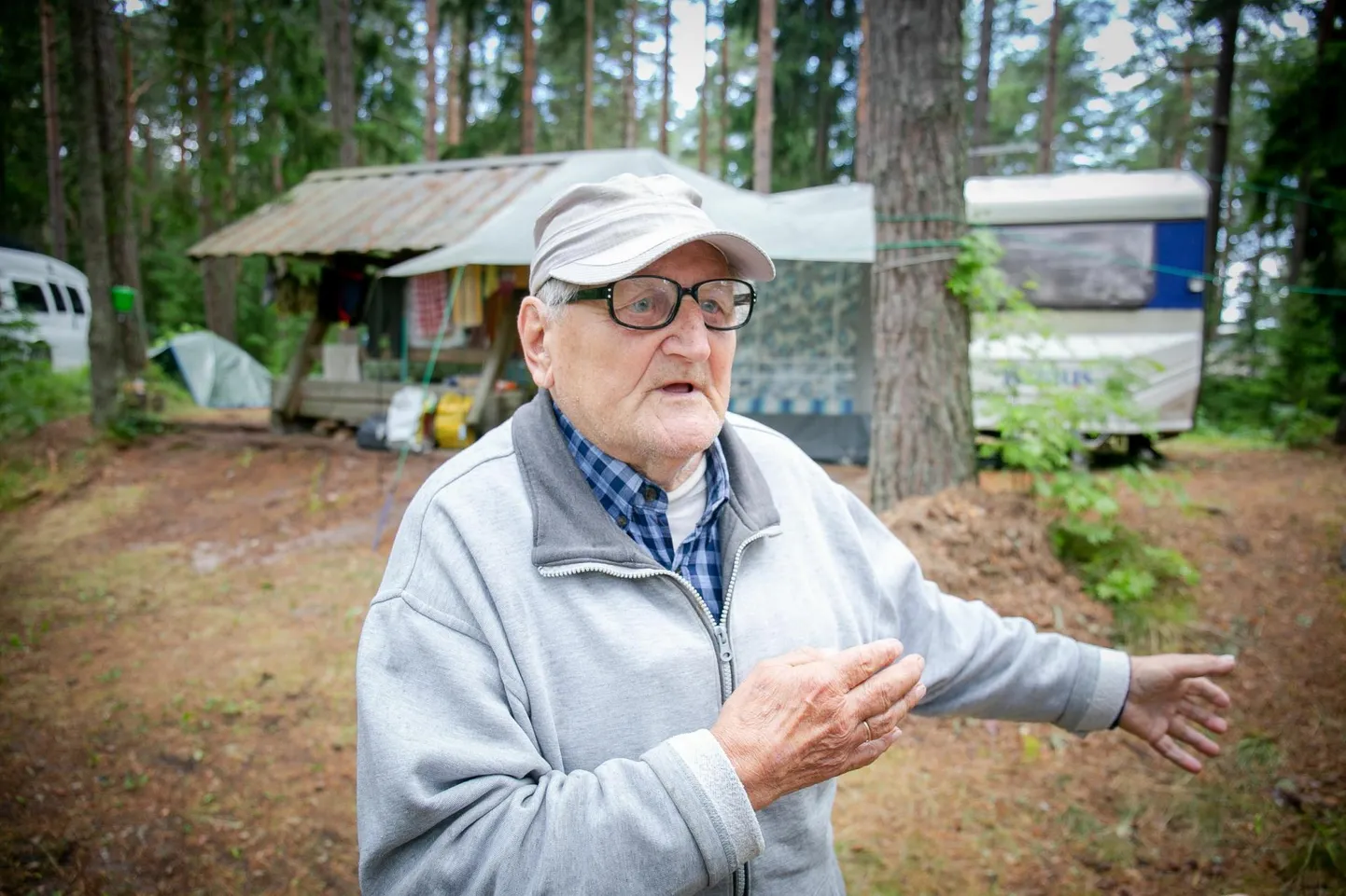 Peagi 85aastaseks saav Kuldar-Vello Kool püstitab igal aastal Lemmele kogu suveks oma väikese elamise. Kaasas on isegi saun ja oma tualett.