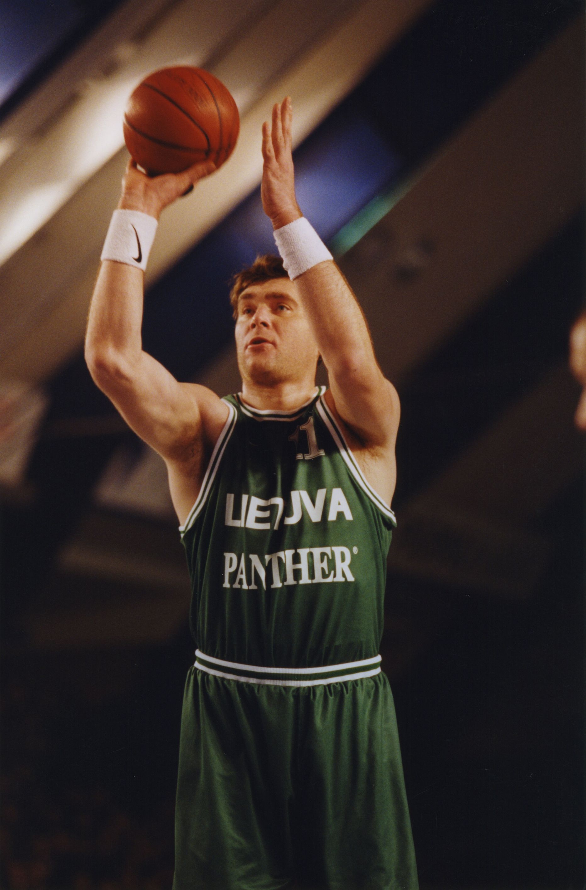 Pildil Eesti-Leedu EM valikmäng 1998. aastal. Arvydas Romas Sabonis.