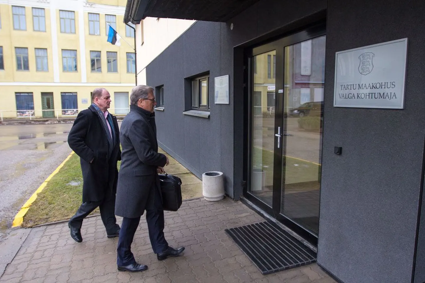 Vandeadvokaat Aivar Pilv ja Aivo Meema suundumas Valga kohtumajja. Meema jäi vaatamata väga tugevale kaitsjale kokkuleppemenetluses omastamises süüdi.