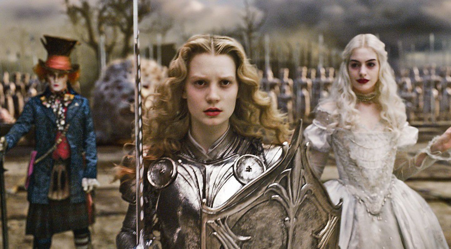 Алиса (Миа Васиковска) — бравный воин с вострым мечом. За ней — Шляпник (Джонни Депп) и Белая Королева (Энн Хэтэуэй).