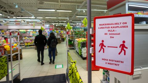 Ограничения магазины трактуют по-разному: одни пускают одновременно 15 человек, другие — 185 