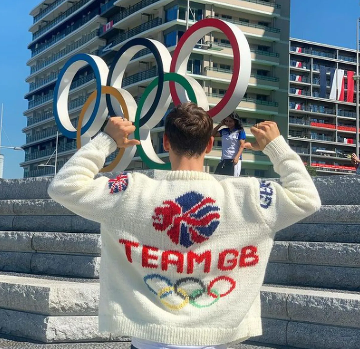 Tom Daley poseerimas enda kootud olümpiakampsuniga.