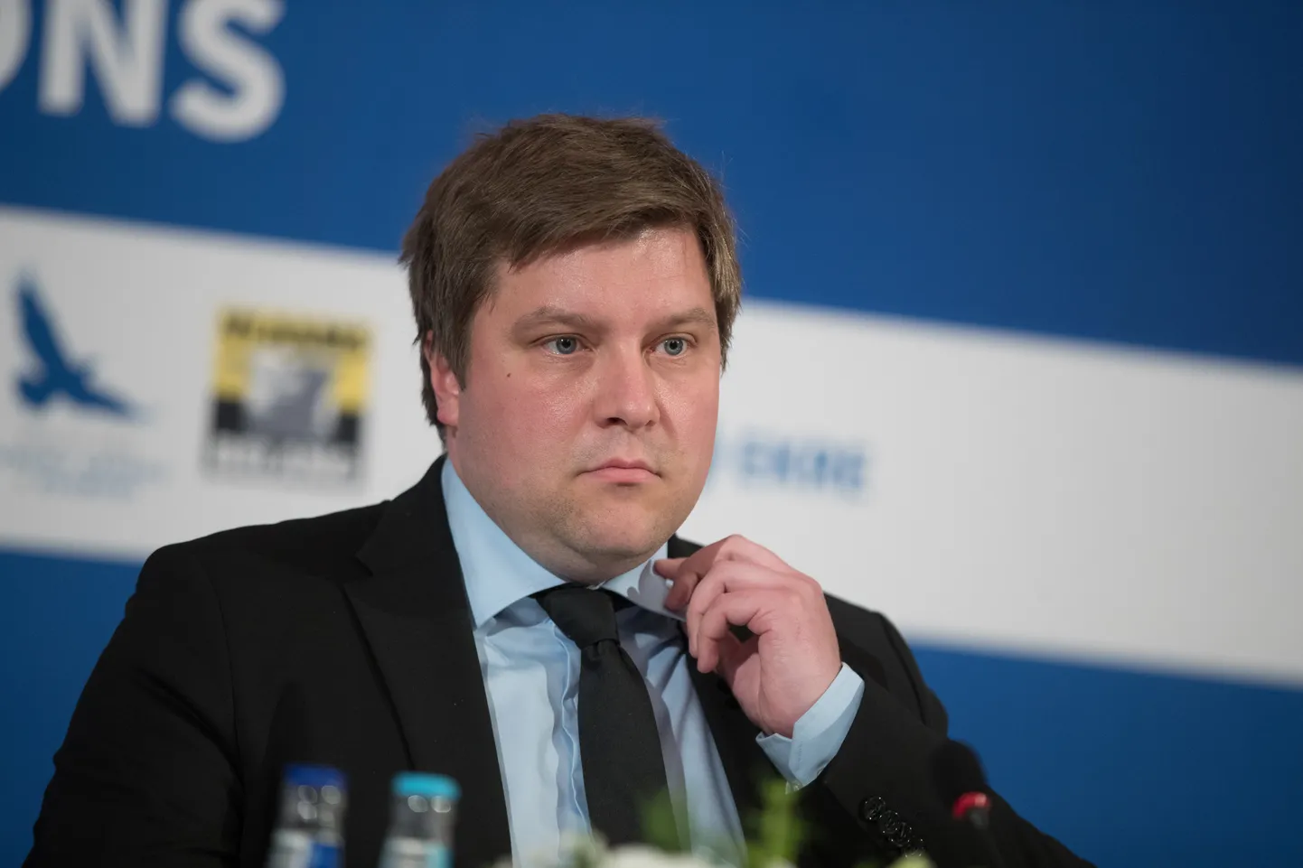 Olli Kotro pressikonverentsil Tallinnas.