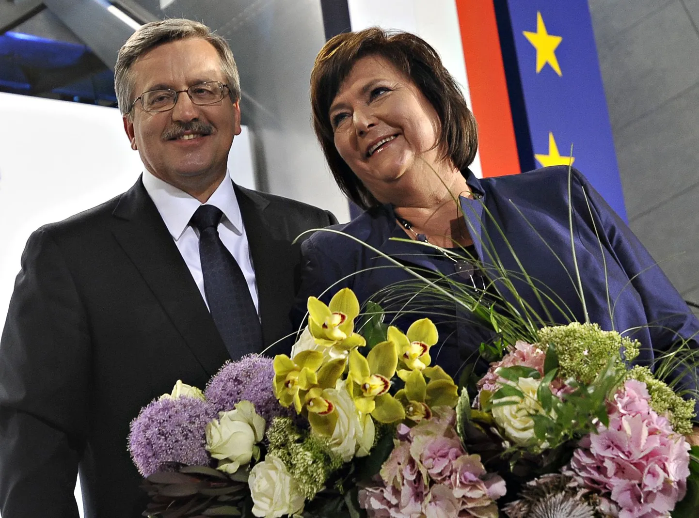 Bronisław Komorowski koos abikaasa Annaga pühapäeva õhtul, kui valimiskastide juures käinud poolakad otsustasid, et riiki peab edasi juhtima just edumeelse ja kompromissialti poliitikuna tuntud Komorowski.