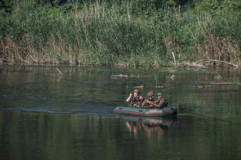 Бойцы вооруженных сил Украины во время переправы через реку Северский донец.