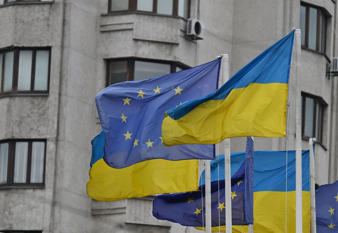 Ukraina ja Euroopa Liidu lipud lehvimas Kiievis Euroopa väljakul.
