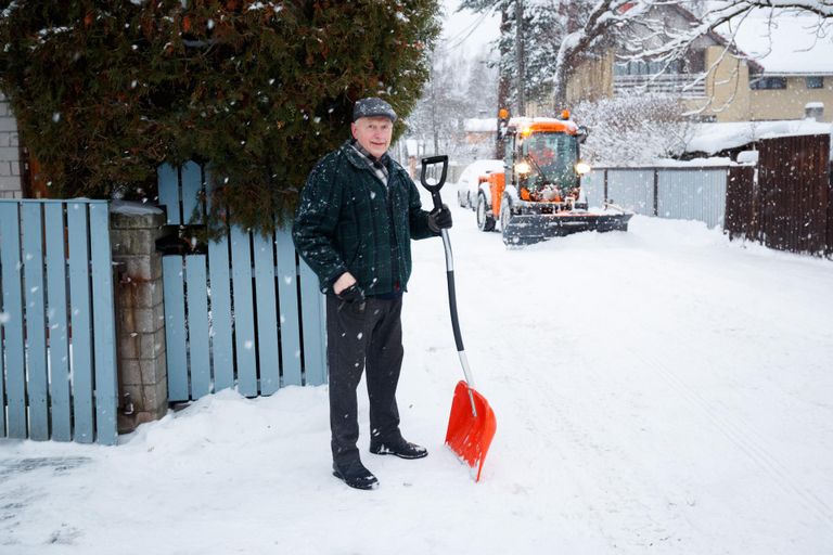 Райво, домовладелец из Ныммеского района, должен очистить 60 метров земли за своим садом. Снег некуда девать, можно только перекидывать его в свой сад.