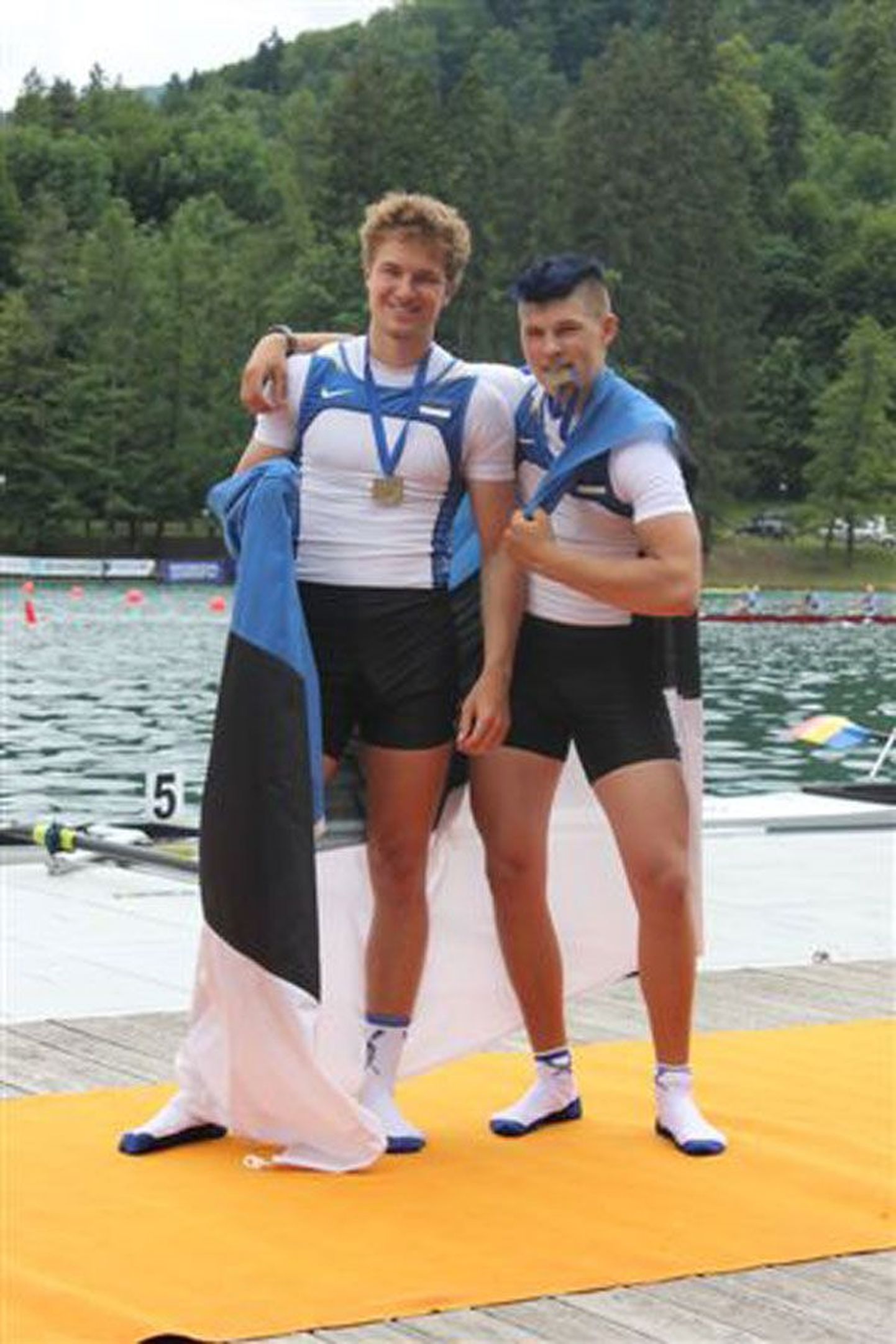 Geir Suursild (paremal) ja Jüri- Mikk Udam Sloveenias juunioride EMil võidetud kuldmedalitega.