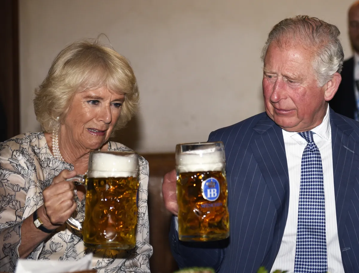 Princis Čārlzs un hercogiene Kamilla