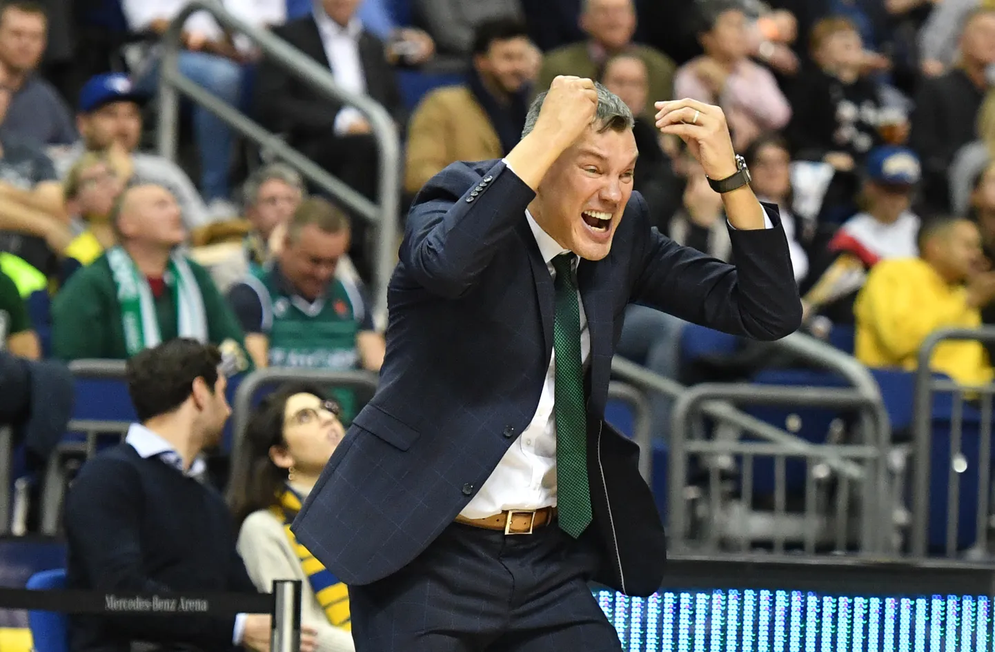 Kanuase Žalgirise peatreener Sarunas Jasikevicius hoidis eile kahe käega peast kinni - nii palju mööda läinud kolmeseid oli isegi tema paljunäinud silmadele liig.