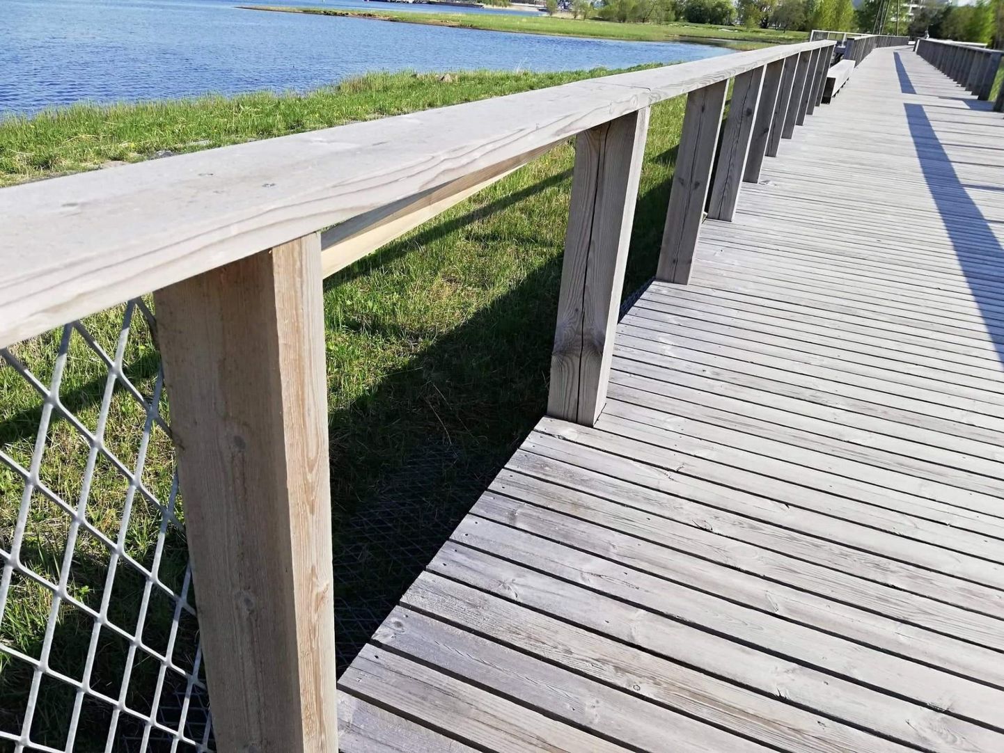 Pärnu Rannapargi ja muuli vahelisel puidust kergliiklusteel on metallvõrgust piirdeid lõhutud poolteise kuu jooksul kahel korral.