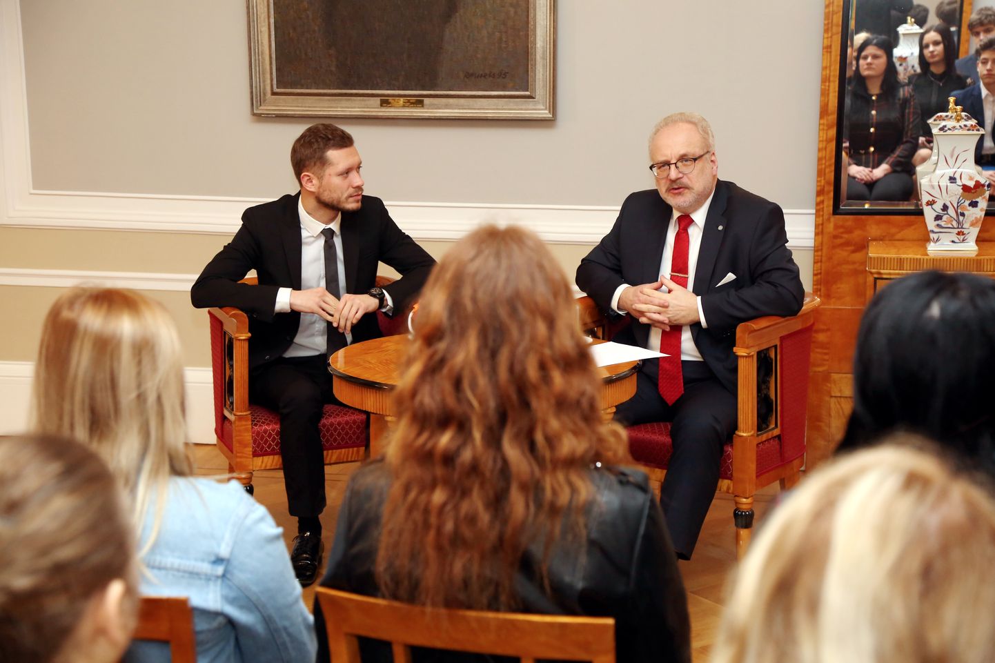 Valsts prezidents Egils Levits (no labās) un "Gada Eiropas cilvēks 2019" Ralfs Eilands tikšanās laikā Rīgas pilī, kurā diskutē par Eiropas vērtībām un kultūrtelpu.