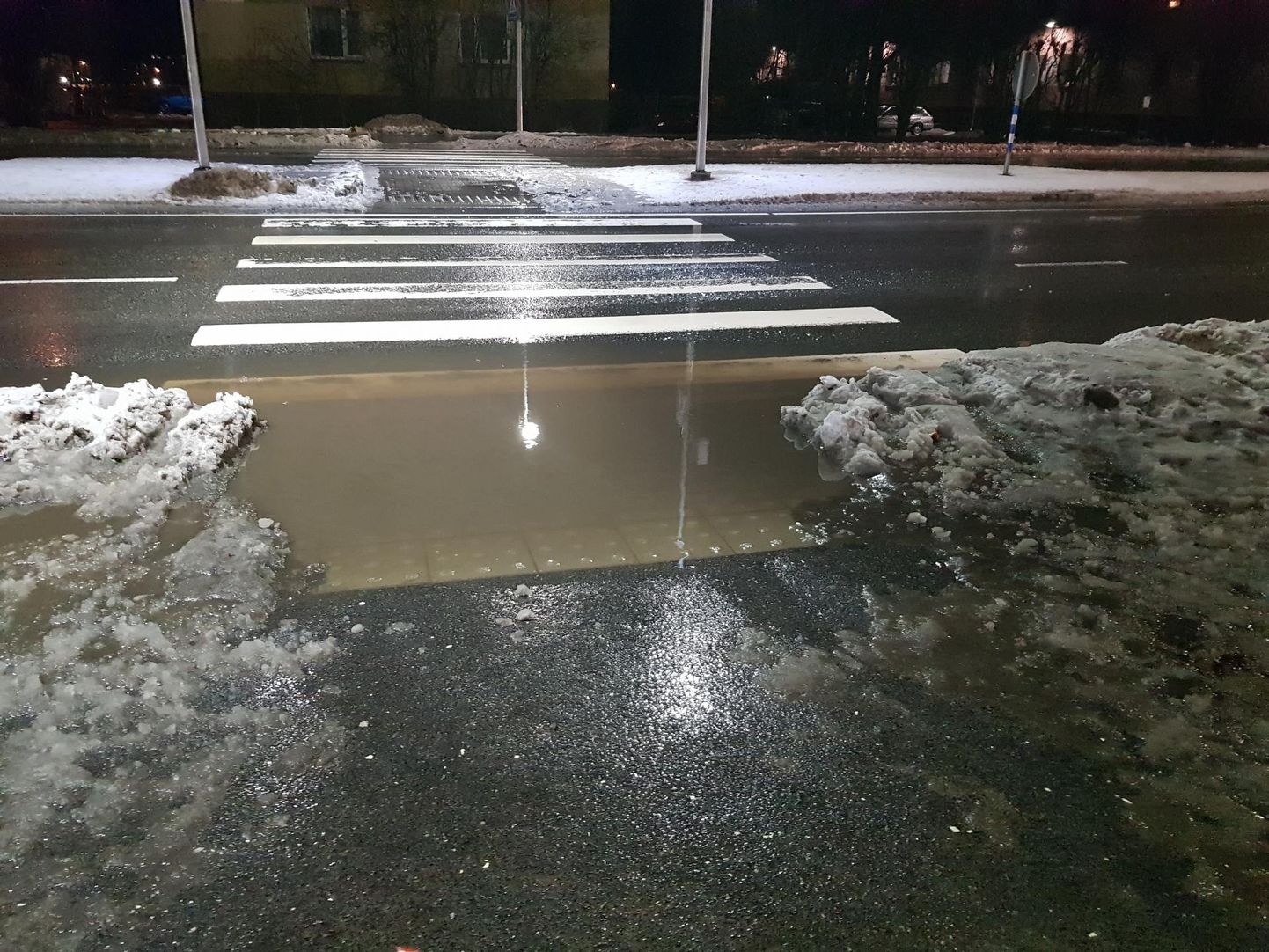 Eelmisel nädalal, kui lumi polnud teedelt veel lõplikult sulanud, tuli Pärnus Jannseni tänavat ületavatel jalakäijatel kahlata läbi küllalt sügava lombi.