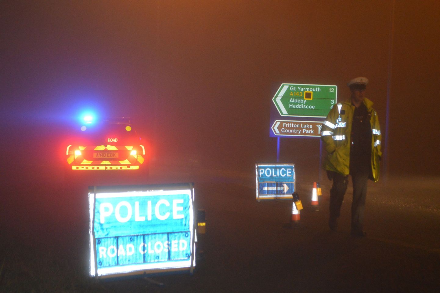 Suurbritannias Norfolkis kukkus alla tsiviilhelikopter. Fotol õnnetuse tõttu suletud tee, mida valvab politseinik
