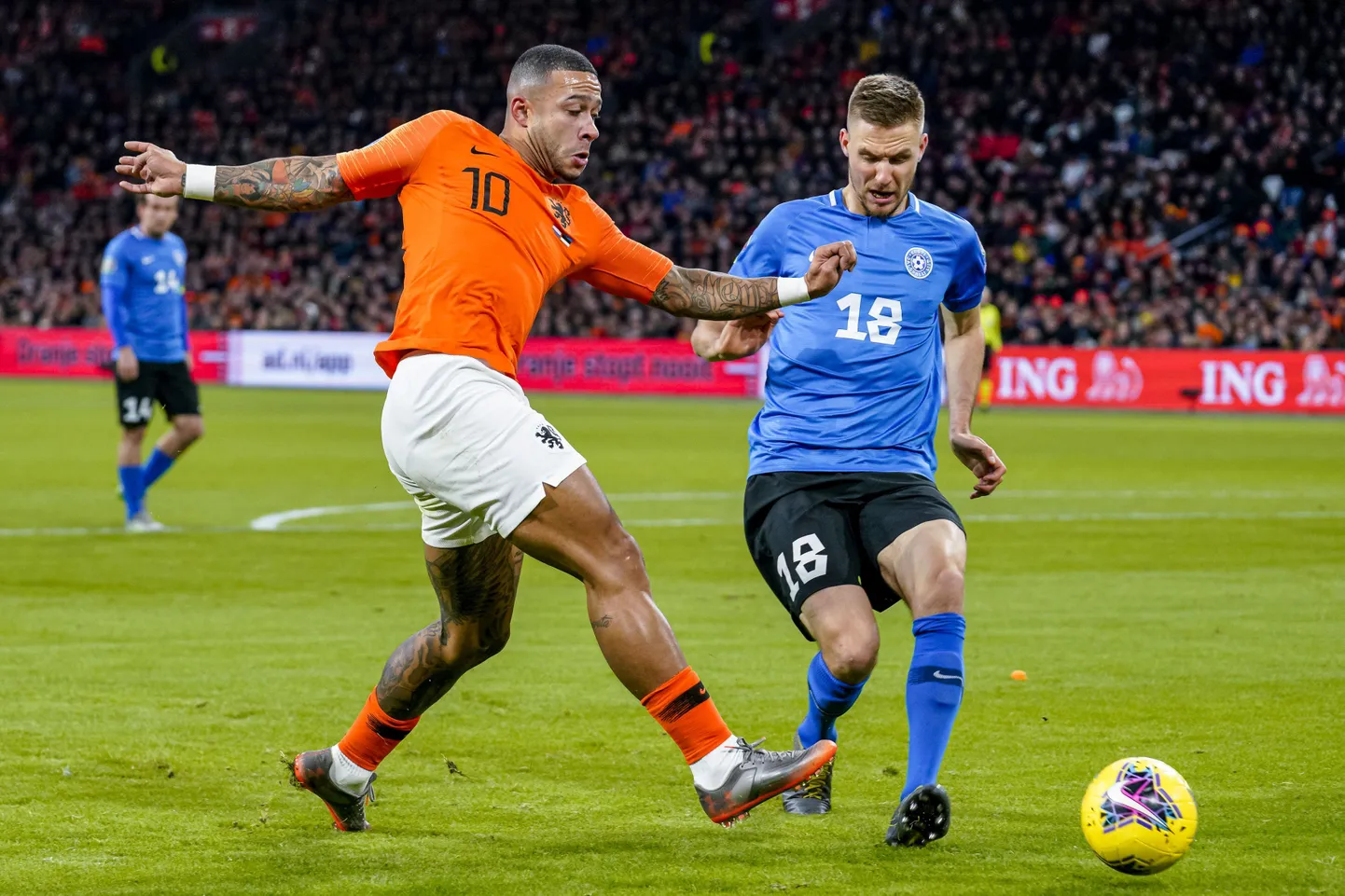 Memphis Depay võitluses Karol Metsaga.