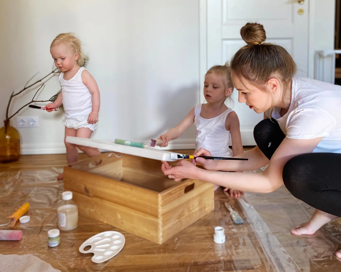Kilkide naistrio – Anna-Liisa, Leevi ja Magda – uue projekti kallal toimetamas.  FOTO: Kaarel Kilk