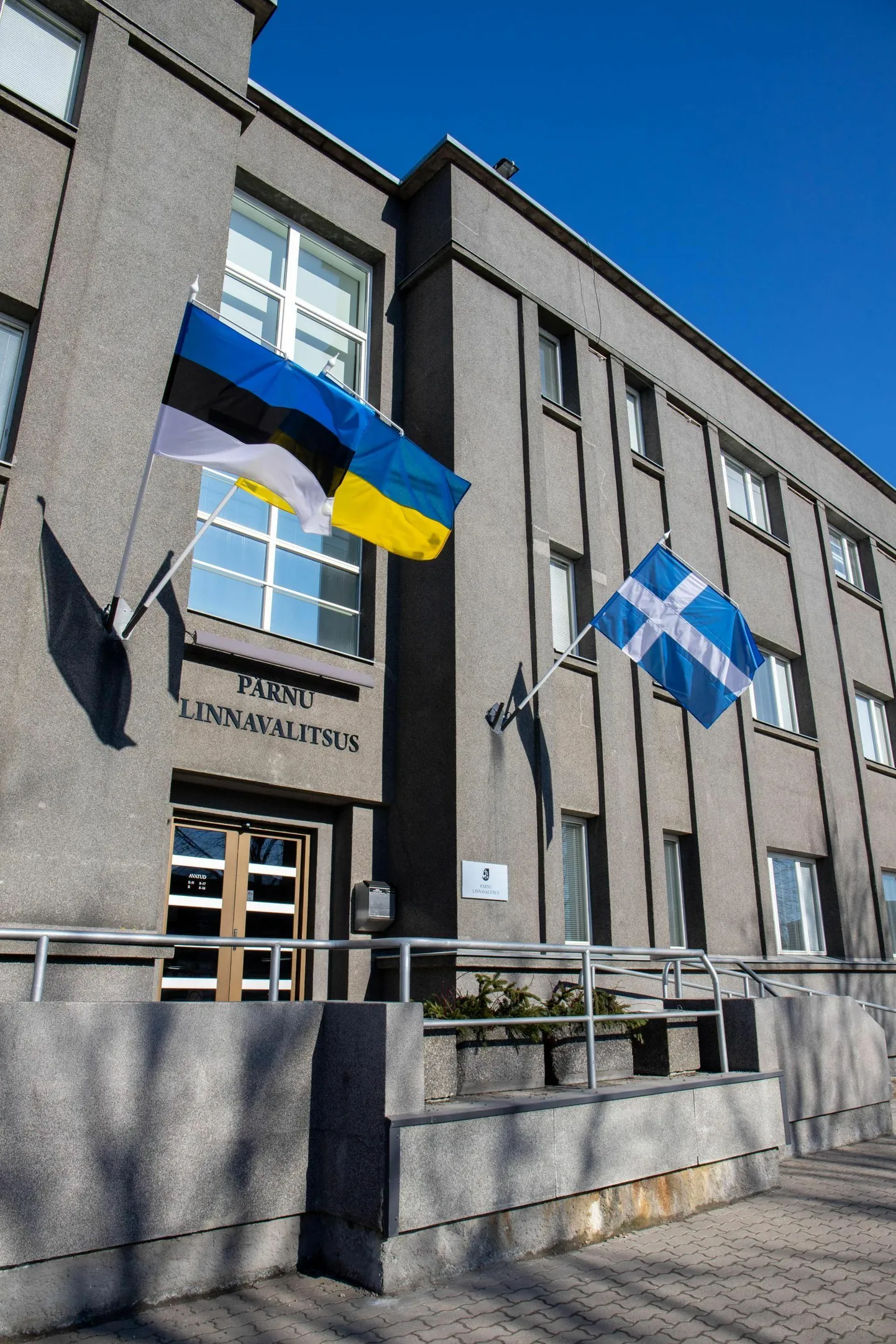 Revisjonikomisjon kritiseerib&nbsp;sellist praktikat, kui ametnik koondatakse, aga samal ajal ametikoht tegelikult ära ei kao, sest hüvitist&nbsp;makstes kulutatakse maksumaksja raha.