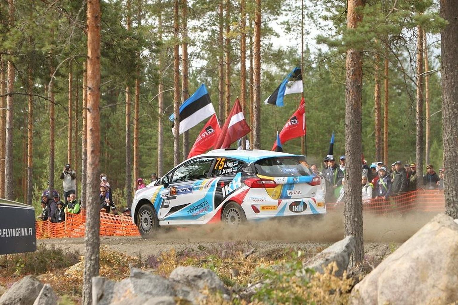 Roland Poom ja Ken Järveoja nautisid Soome rallil kodumaalt saabunud fänniarmee toetust ja raja ääres lehvinud sinimustvalgeid lippe samavõrd, kui MM-sarja WRC klassi liidrid Ott Tänak ja Martin Järveoja.
