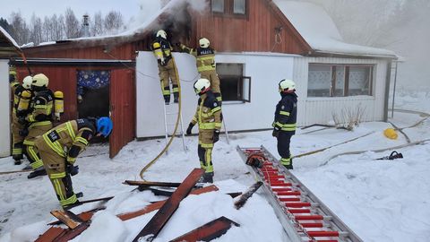 FOTOD ⟩ Tartu vallas käib põleva maja kustutamine
